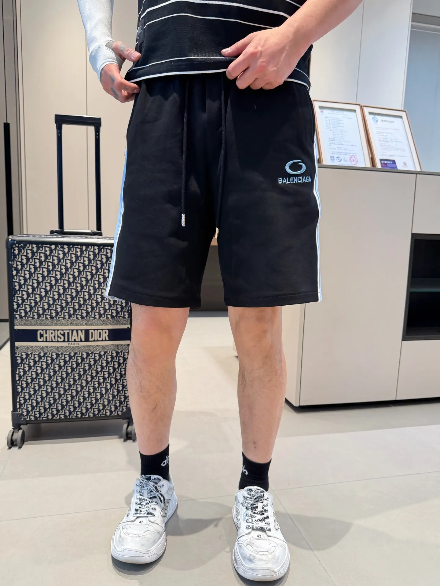 Balenciaga's three-standard complete 2026 summer New Arrival men's casual shorts, advanced custom-made Breathable fabric, Breathable fabric, extremely stretchy and comfortable, impeccable details, top-grade accessories, original logo design concept, delicate and soft feel! The upper body fit is awesome! Size: M-XXXL Please state your height and weight when ordering